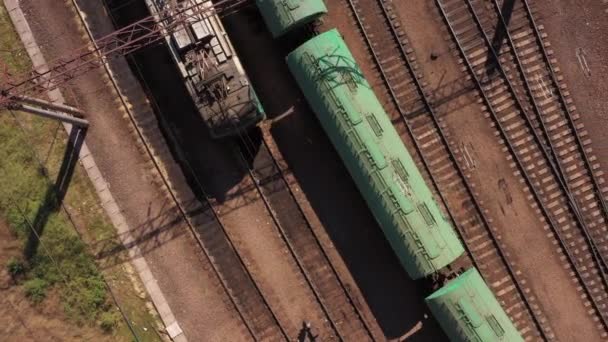 Top View Rullende Tog Jernbanen Langsomt Bevægende Godstog – Stock-video