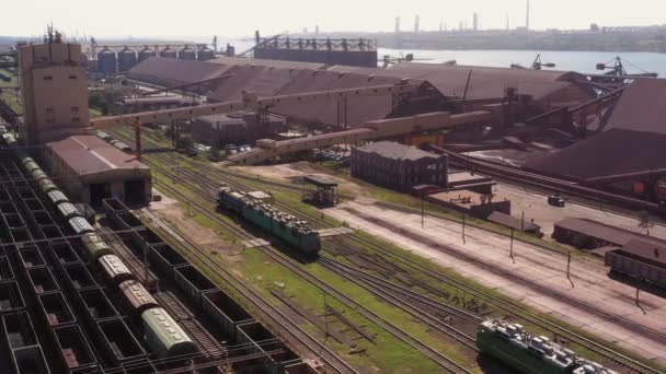 ゆっくりと港の倉庫に列車を移動します 空中ドローンビュー — ストック動画
