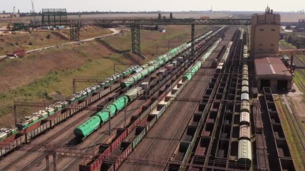 Langsam Fahrender Güterzug Einem Depot Luftaufnahme Von Oben — Stockvideo