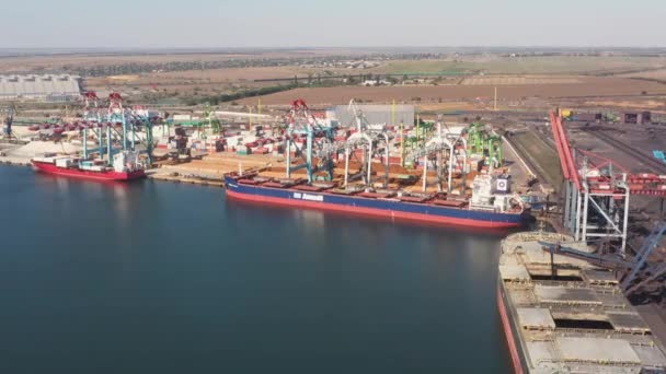 Odesa ウクライナ 2021 タンカー船やクレーンと海港 ドローンからの眺め — ストック動画
