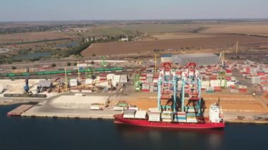 Odesa, Ukrayna - 12.07.2021: Deniz limanında renkli konteynırları olan gemi. Hava aracı görünümü.