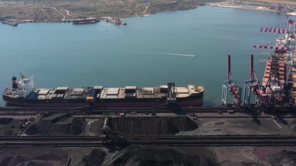海港油轮和黑色矿堆 空中俯瞰 — 图库视频影像