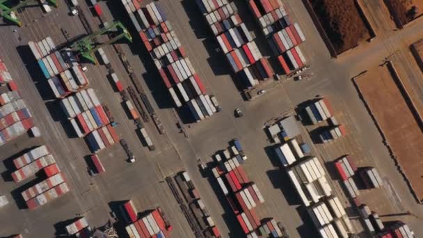 海運の準備ができて海港の多くのカラフルな貨物コンテナ 空中展望 — ストック動画