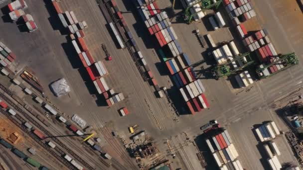 Molti Container Multicolore Deposito Ferroviario Vista Aerea Dall Alto — Video Stock