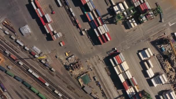 许多五颜六色的货物集装箱和火车站 空中俯瞰 — 图库视频影像