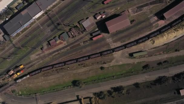 石炭などの黒色鉱物を積載した貨物列車 ドローンからの空中上からの眺め — ストック動画