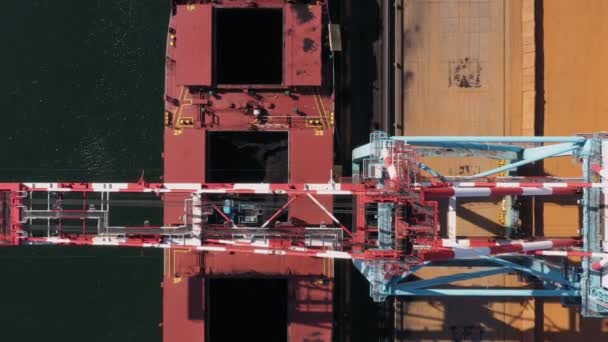 Морський Портовий Кран Завантажує Чорний Мінерал Танкерний Корабель Вид Зверху — стокове відео
