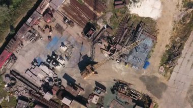 Geri dönüşüm için hurda metalle sanayi bölgesinin en üst görüntüsü. Ekonomik durgunluk.