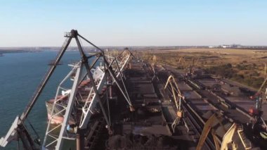 Crane kargo gemisine bir şey yüklüyor. Bocimar gemisiyle sanayi limanı.