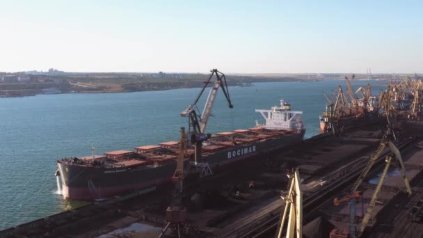 Grúa Cargando Algo Nave Carga Puerto Marítimo Industrial Con Buque — Vídeo de stock