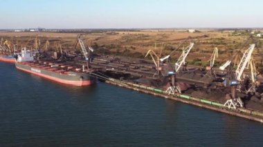 Odesa, Ukrayna - 12.07.2021: Vinç kargo gemisine bir şey yüklüyor. Bocimar gemisiyle sanayi limanı.
