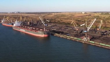 Odesa, Ukrayna - 12.07.2021: Endüstriyel iskele vinçleri kargo gemisine bir şeyler yüklüyor. Bocimar gemisinden bir şey yükleniyor..