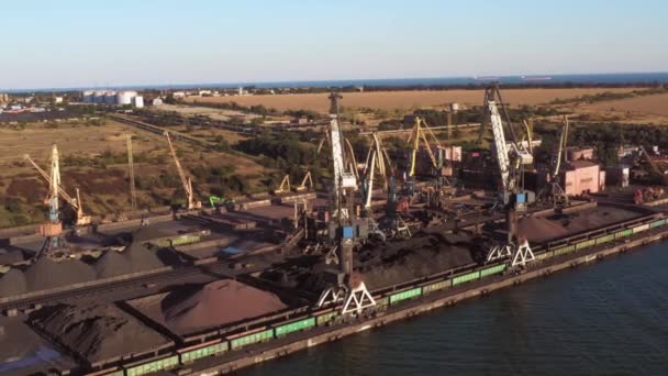 Luchtfoto Van Kranen Stapels Steenkool Een Zeehaven Scheepvaart Vervoer — Stockvideo
