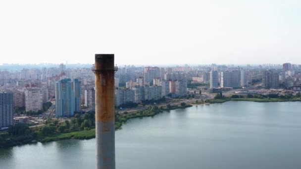 Şehir Nehrinin Yerleşim Alanının Önüne Baca Dikin Hava Kirliliği Kavramı — Stok video