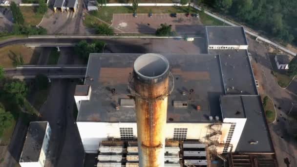 Pemandangan Udara Dari Cerobong Pabrik Tua Dengan Asap Konsep Polusi — Stok Video