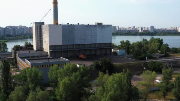 在河边有烟囱的工业厂房 水和空气污染概念 — 图库视频影像