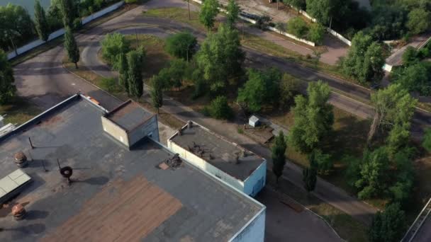 在路上移动橙色垃圾车 工业区的空中俯瞰 — 图库视频影像