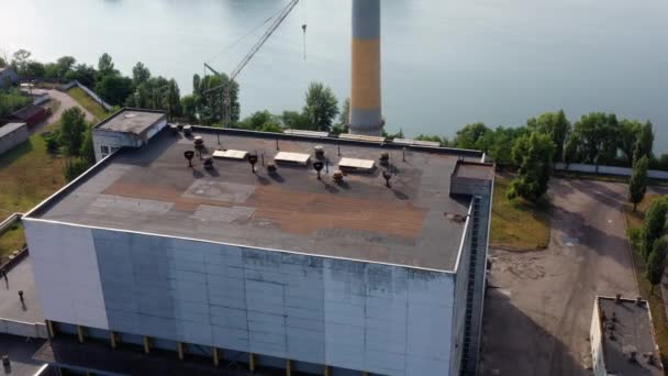 Dach Eines Industriegebäudes Mit Schornstein Wassernähe Luft Und Wasserverschmutzungskonzept Luftaufnahme — Stockvideo