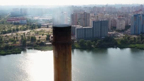 Stary Przemysłowy Komin Rdzy Nadchodzącą Emisją Dymu Koncepcja Zanieczyszczenia Powietrza — Wideo stockowe