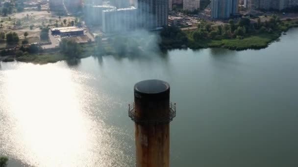 Gelen Dumanlı Eski Sanayi Bacası Çevre Kirliliği Kavramı Drone Görünümünü — Stok video