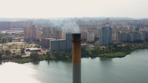 Vecchio Camino Industriale Con Emissione Fumo Fronte Una Zona Residenziale — Video Stock
