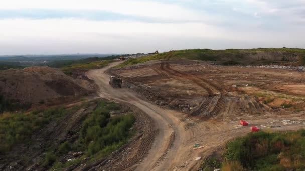Önünde Römork Olan Traktörün Arka Görüntüsü Kırsal Çöplük Alanı Ekolojik — Stok video