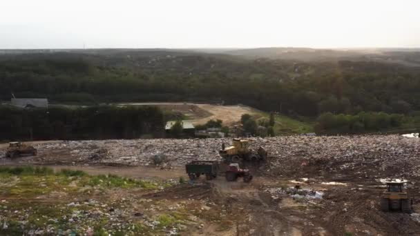 Трактор Бульдозери Сміттєзвалищі Забруднена Сільська Місцевість Сільського Поля — стокове відео