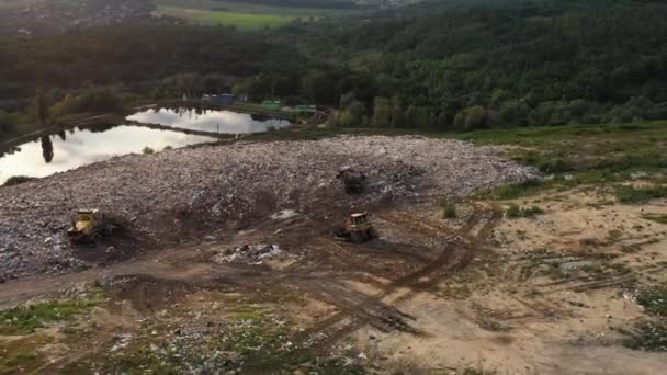 Widok Góry Wysypiska Buldożerów Pobliżu Stawu Wysypisko Śmieci Wsi — Wideo stockowe