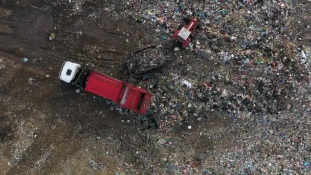 堆在堆填区的垃圾车 车上装有拖拉机和推土机 空中俯瞰 — 图库视频影像
