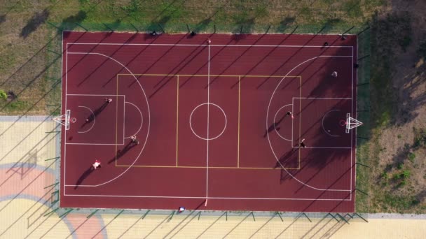 Ragazzi Giocano Basket Sul Campo Rosso Vista Aerea Drone — Video Stock