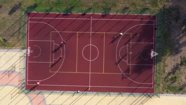 Veduta Aerea Dei Ragazzi Giocare Basket Sul Campo Rosso Movimento — Video Stock