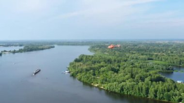 Turuncu helikopter Kiev 'deki Dinyeper nehrinin üzerinde uçuyor. İnsansız hava aracından görüntüle.