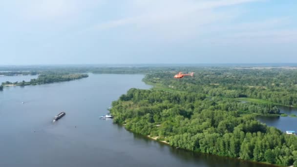 Πορτοκαλί Ελικόπτερο Πετάει Πάνω Από Τον Ποταμό Δνείπερ Στο Κίεβο — Αρχείο Βίντεο