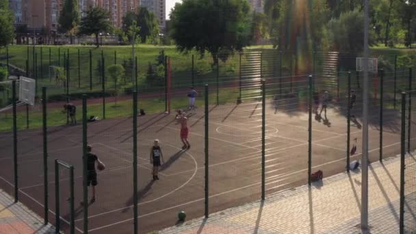 Kijev Ukrajna 2021 Fiúk Átrakodás Szabadtéri Kosárlabda Pályán Sport Egészséges — Stock videók