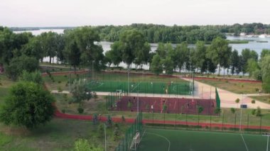 Açık hava futbol ve nehir manzaralı basketbol sahaları. Sağlıklı spor yaşam tarzı konsepti. Hava perspektifi görünümü.