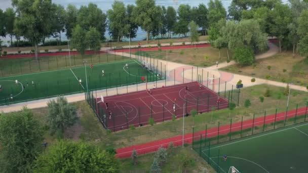 Fotbalové Basketbalové Hřiště Pod Širým Nebem Parku Zobrazení Leteckých Dronů — Stock video