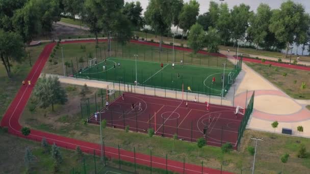 サッカーやバスケットボールやランニングトラックのための裁判所とスポーツパーク 空中ドローンビュー — ストック動画
