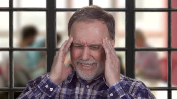 Портрет Измученного Пожилого Мужчины Закрытыми Глазами Страдающего Головной Болью Концепция — стоковое видео