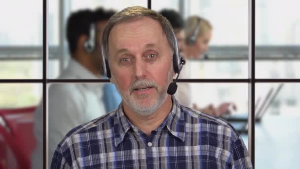 Portrait Senior Caucasian Customer Support Worker Wearing Headset Talk Office — Stock Video