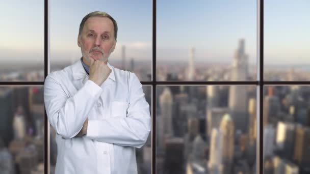 Portret Troskliwego Zamyślonego Lekarza Białym Płaszczu Okna Wewnętrzne Tło Widokiem — Wideo stockowe