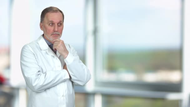 Beyaz Önlüklü Dalgın Erkek Doktor Çenesine Dokunuyor Eliyle Fotokopi Alanını — Stok video