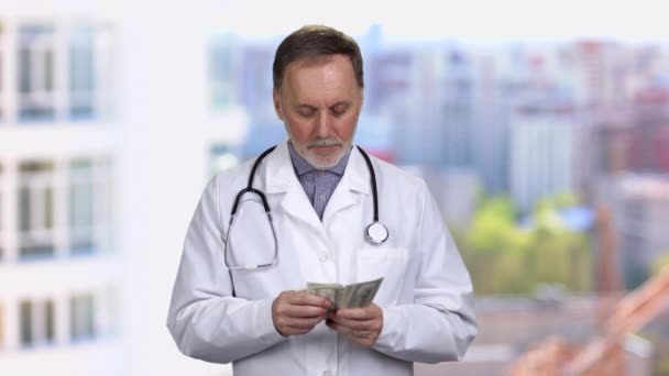 Porträt Eines Lächelnden Männlichen Oberarztes Der Geld Zählt Stadtbild Hintergrund — Stockvideo