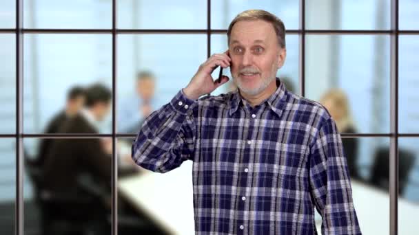 Fröhlich Fröhlicher Senior Telefoniert Drinnen Büro Treffen Hintergrund — Stockvideo