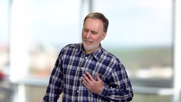 Hombre Caucásico Tocándose Pecho Sufriendo Dolor Cardíaco Ataque Cardíaco Derrame — Vídeo de stock