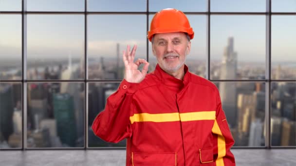 Joyeux Sourire Travailleur Construction Âgé Montre Signe Geste Correct Heureux — Video