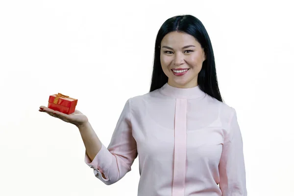 笑顔の若いアジアの女性は右手に赤いギフト用の箱を持っています 誕生日や記念日プレゼント 白い背景に隔離される — ストック写真