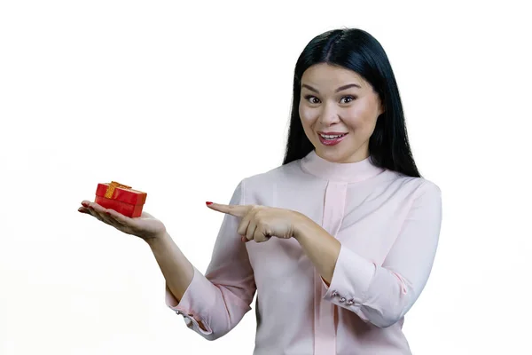 Veselá Mladá Asiatka Ukazuje Červenou Dárkovou Krabici Své Ruce Izolováno — Stock fotografie