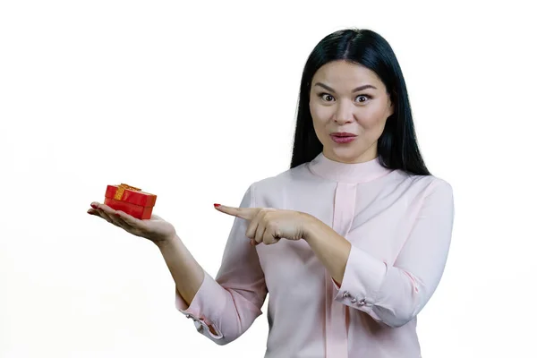 Expresiva Joven Asiática Mujer Está Apuntando Rojo Caja Regalo Mano —  Fotos de Stock