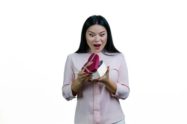 Sorprendido Sorprendido Mujer Asiática Está Abriendo Una Caja Regalo Forma — Foto de Stock