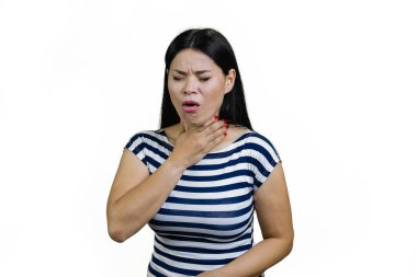 Hasta genç Asyalı kadın kendini kötü hissediyor ve boynuna dokunarak öksürüyor. Soğuk algınlığı veya bronşit belirtileri. Beyazda izole edilmiş.